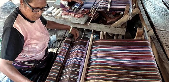 Wanita Penenun Toraja